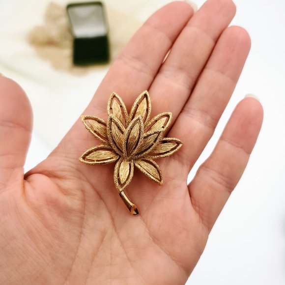 Vintage Avon Brushed Gold Tone Lotus Flower Brooch Precious Pretenders Plant Pin - Picture 8 of 8